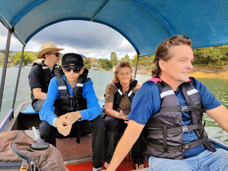 Gäste von Colombia Tours auf einem Boot in Guatapé
