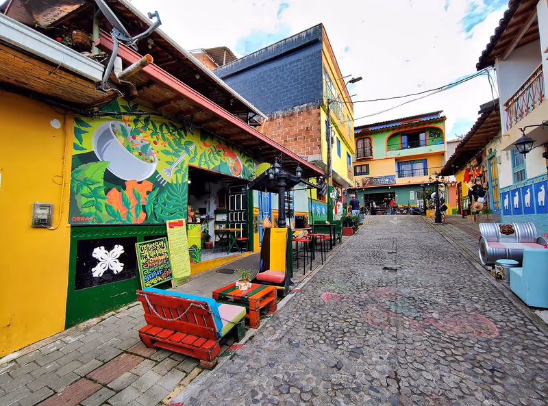 Bunte Gasse mit Zócalos in Guatapé